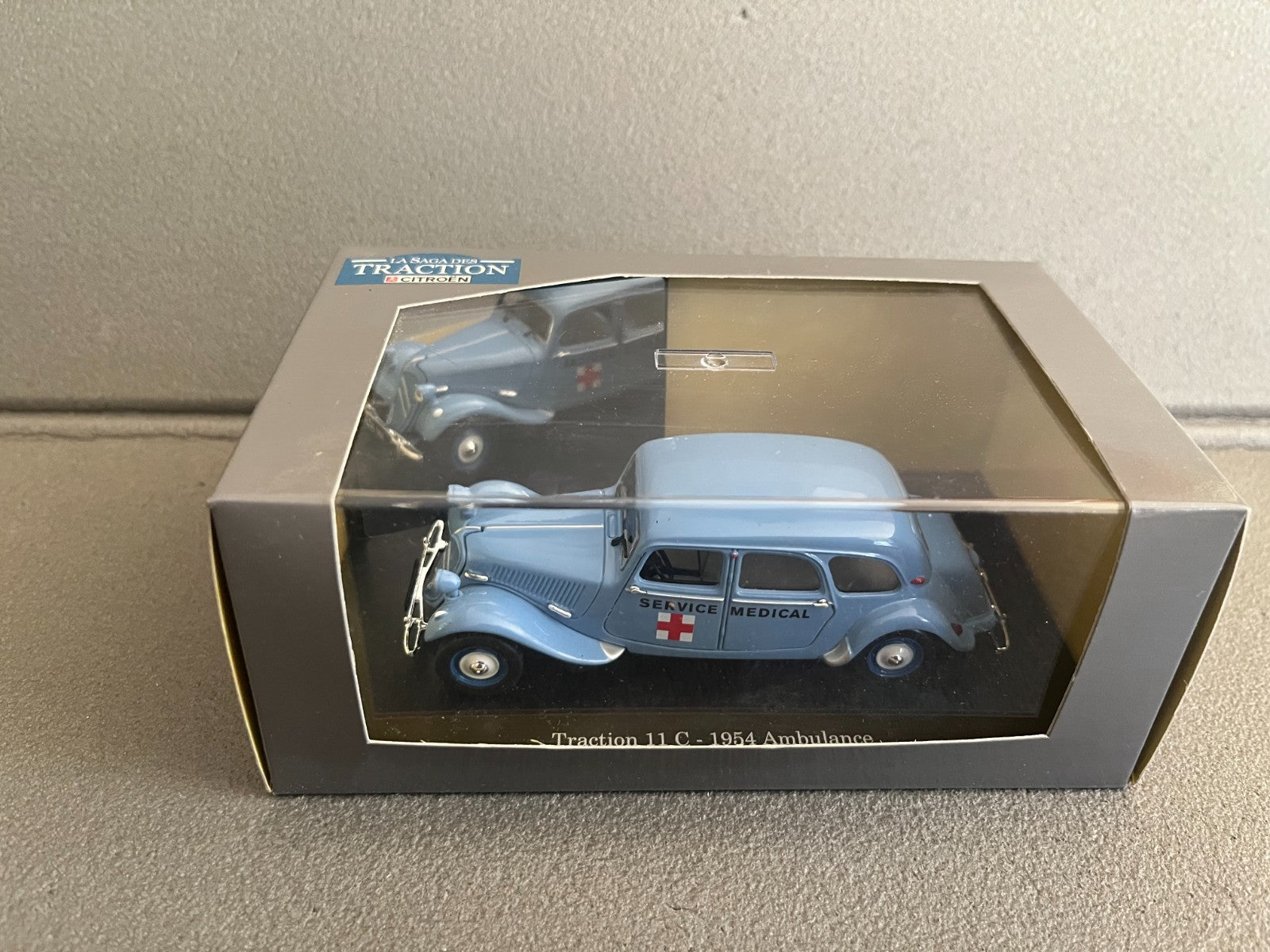 Voiture Miniature Citroen Traction 11 C 1954 Ambulance Atlas Courtage 1/43