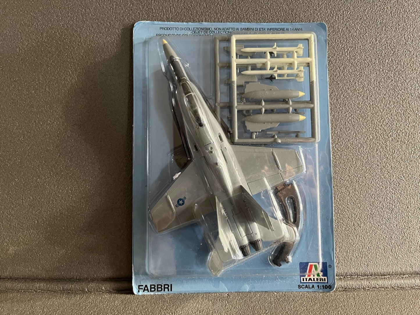 Avion miniature Militaire F/A-18 Hornet Fabbri Italeri 1/100