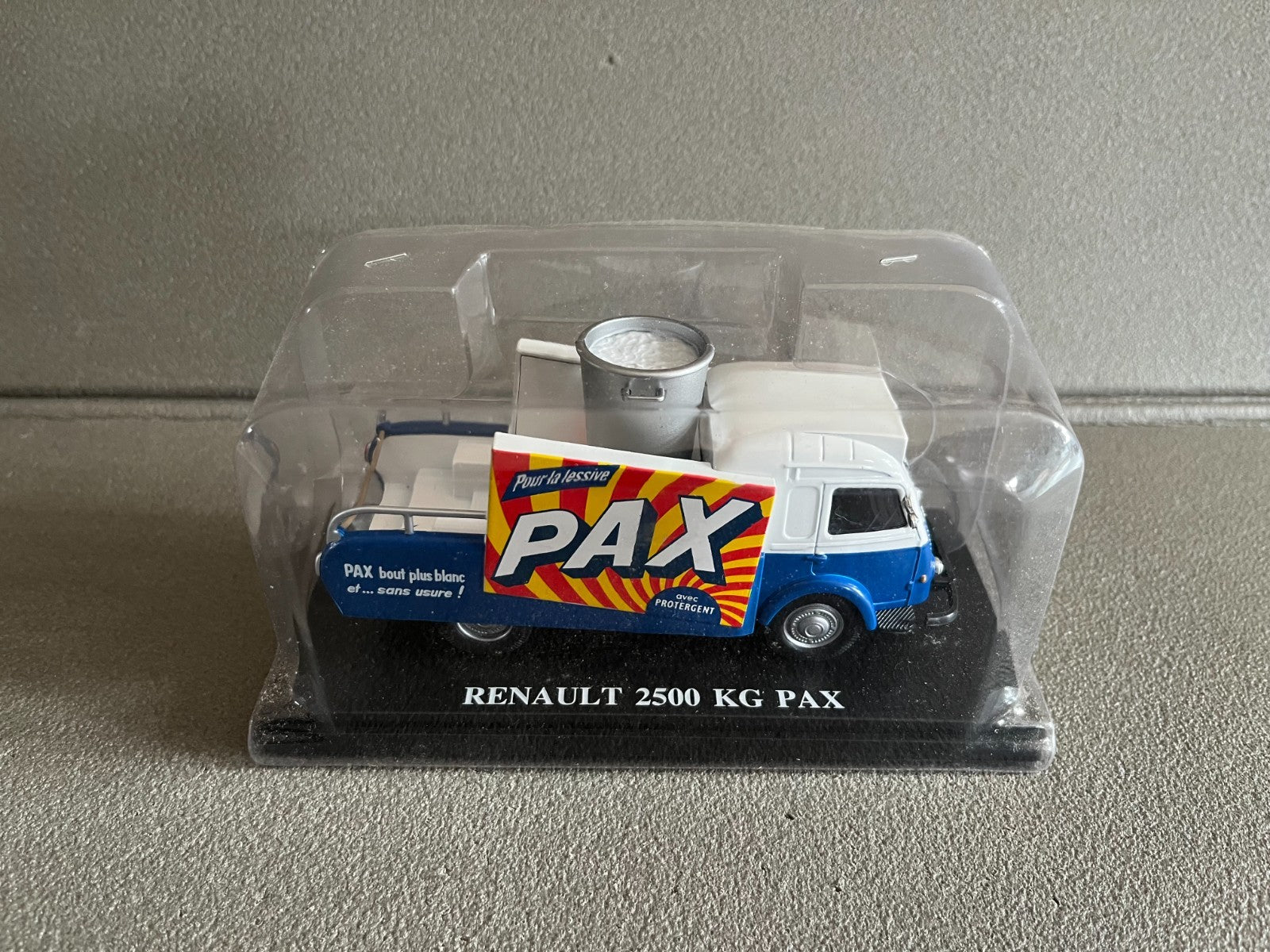 Voiture miniature Camion Renault 2500 KG PAX Auto Plus Hachette 1/43