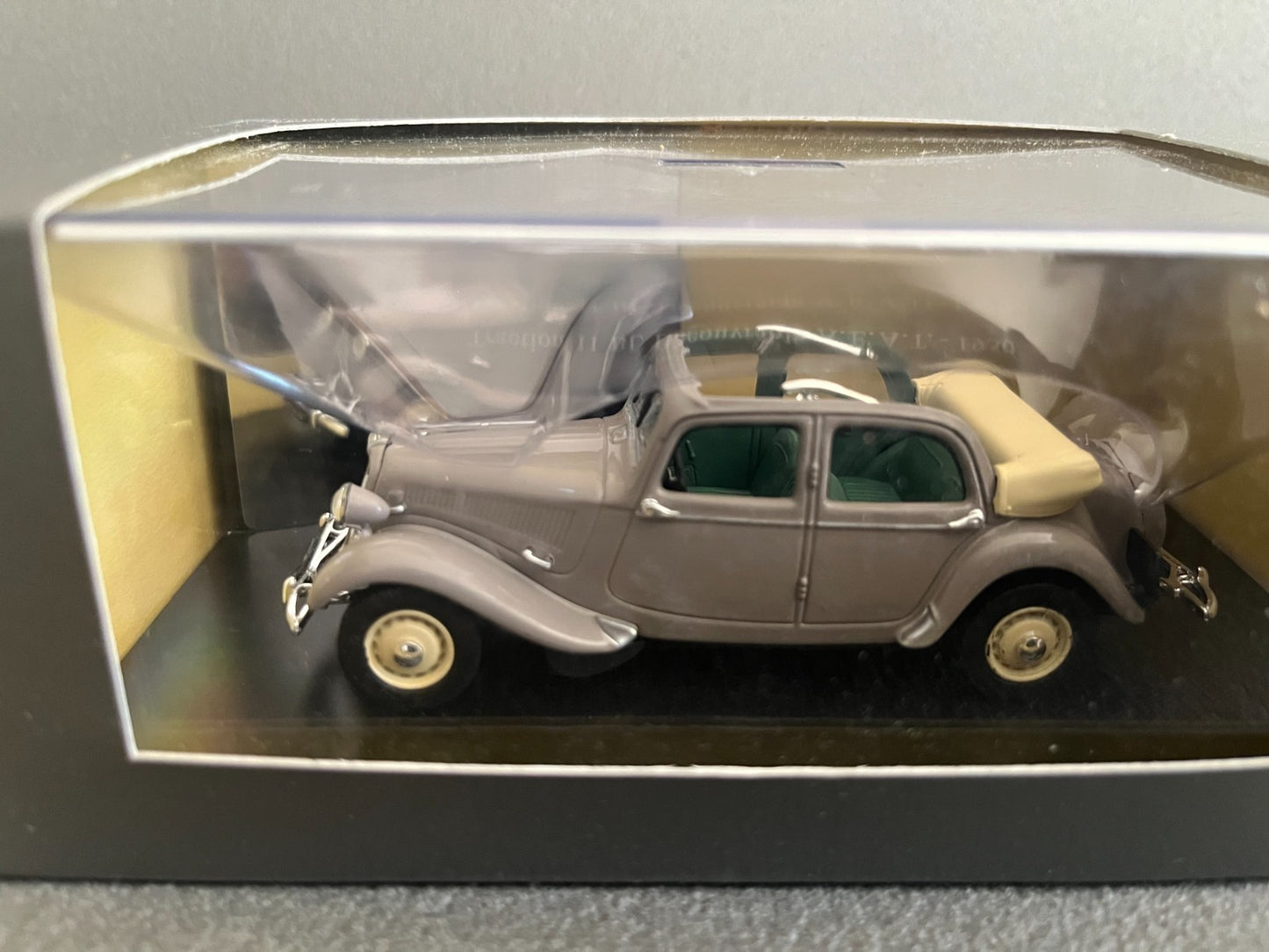 Voiture Miniature Citroen Traction 11 BL Découvrable A.E.A.T Atlas Courtage 1/43