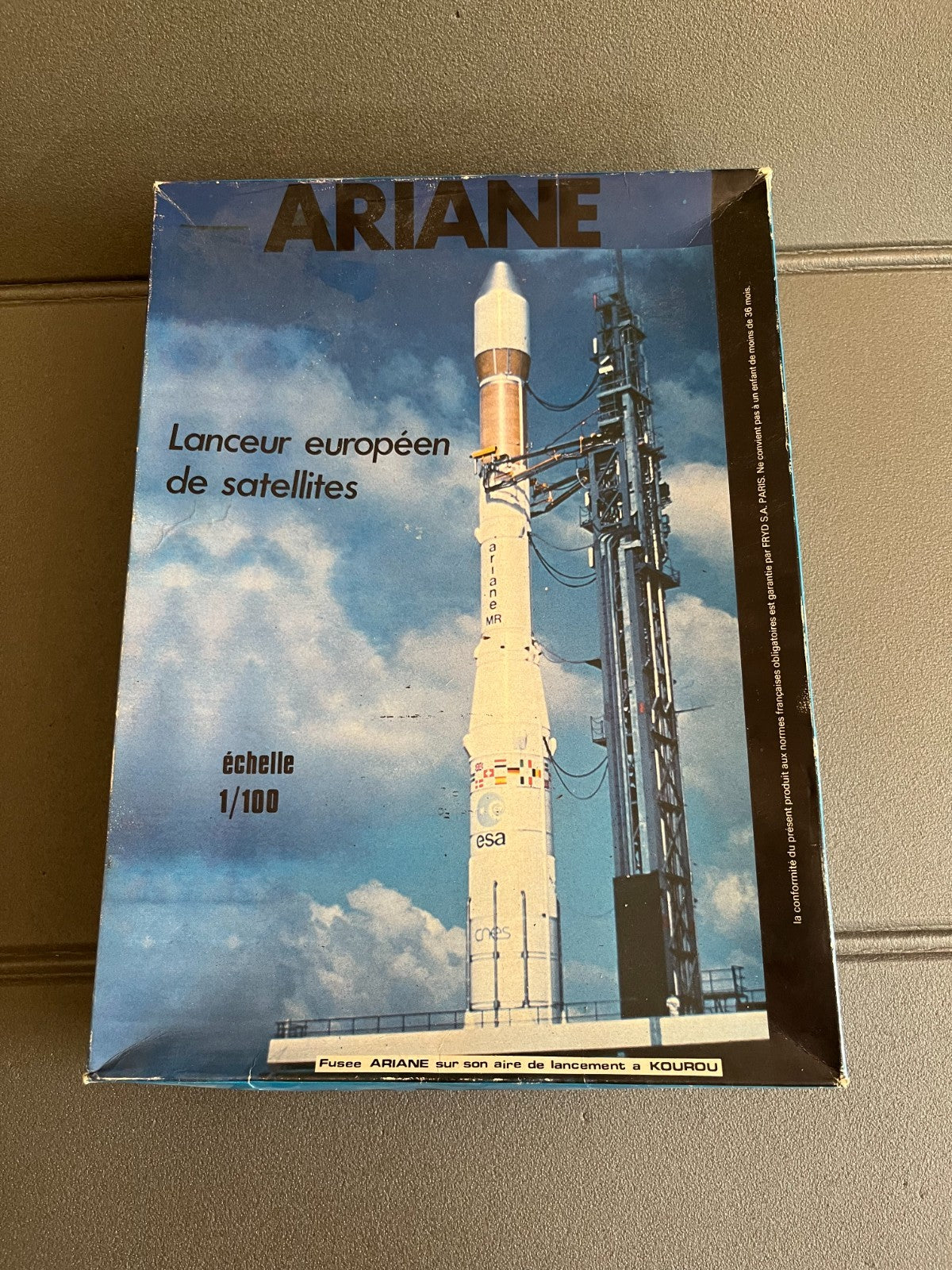 Maquette  à monter Fusée Lanceur Européen de Satelittes Ariane Euromodel 1/100