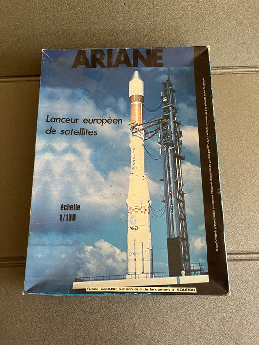 Maquette  à monter Fusée Lanceur Européen de Satelittes Ariane Euromodel 1/100