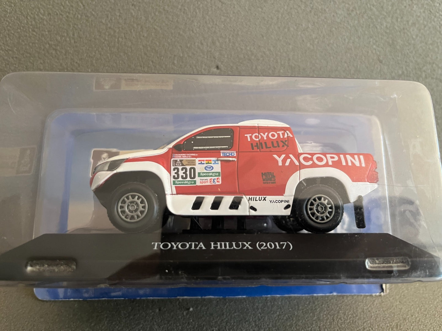 Voiture miniature Toyota Hilux 2017 Rallye Paris Dakar au 1/43