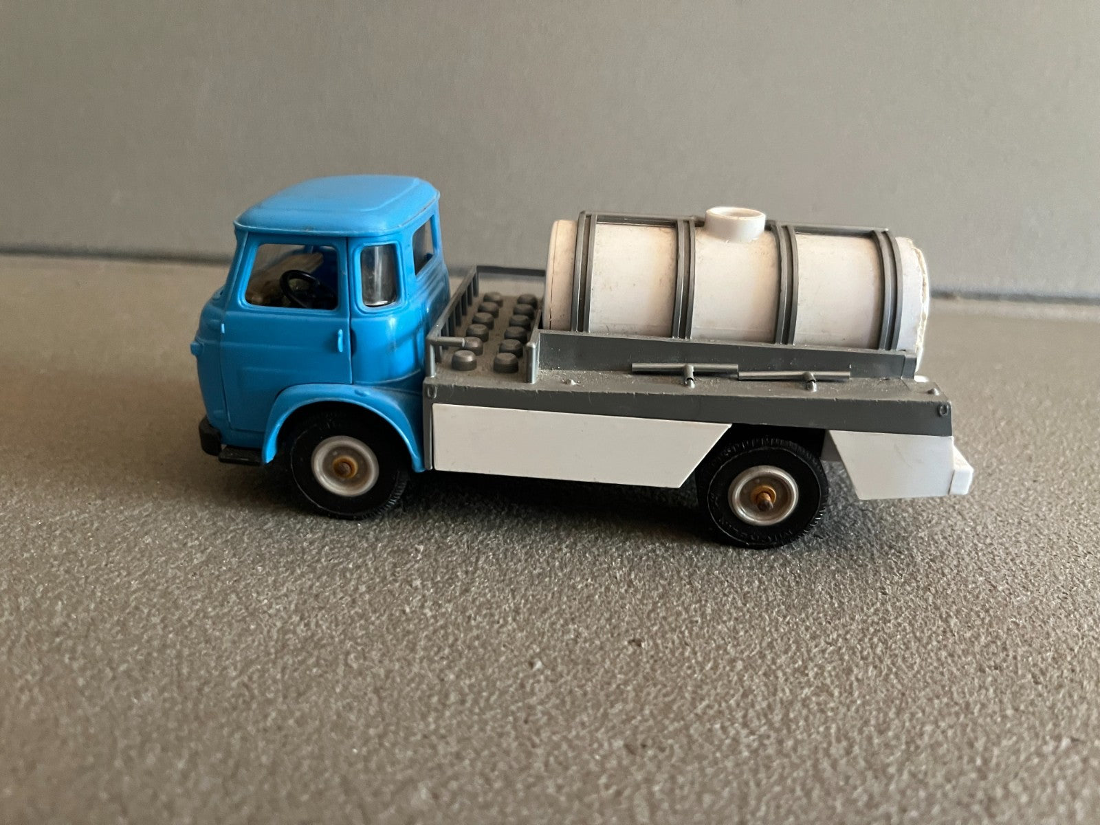 Ancienne Voiture Miniature Plastique Saviem SM 5C Transport Lait Norev au 1/43
