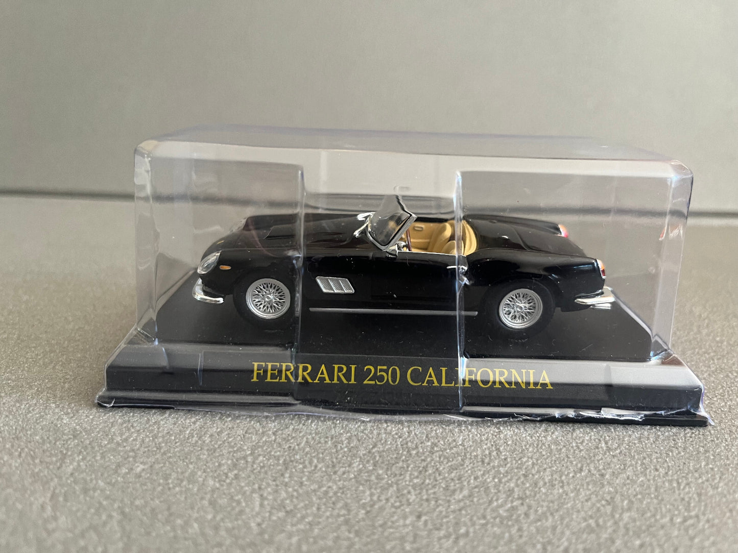 Voiture miniature Collection Ferrari 250 California Ixo Fabbri 1/43