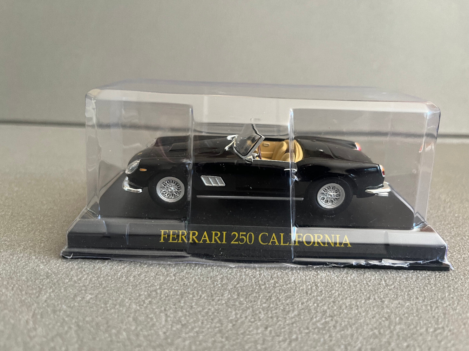 Voiture miniature Collection Ferrari 250 California Ixo Fabbri 1/43