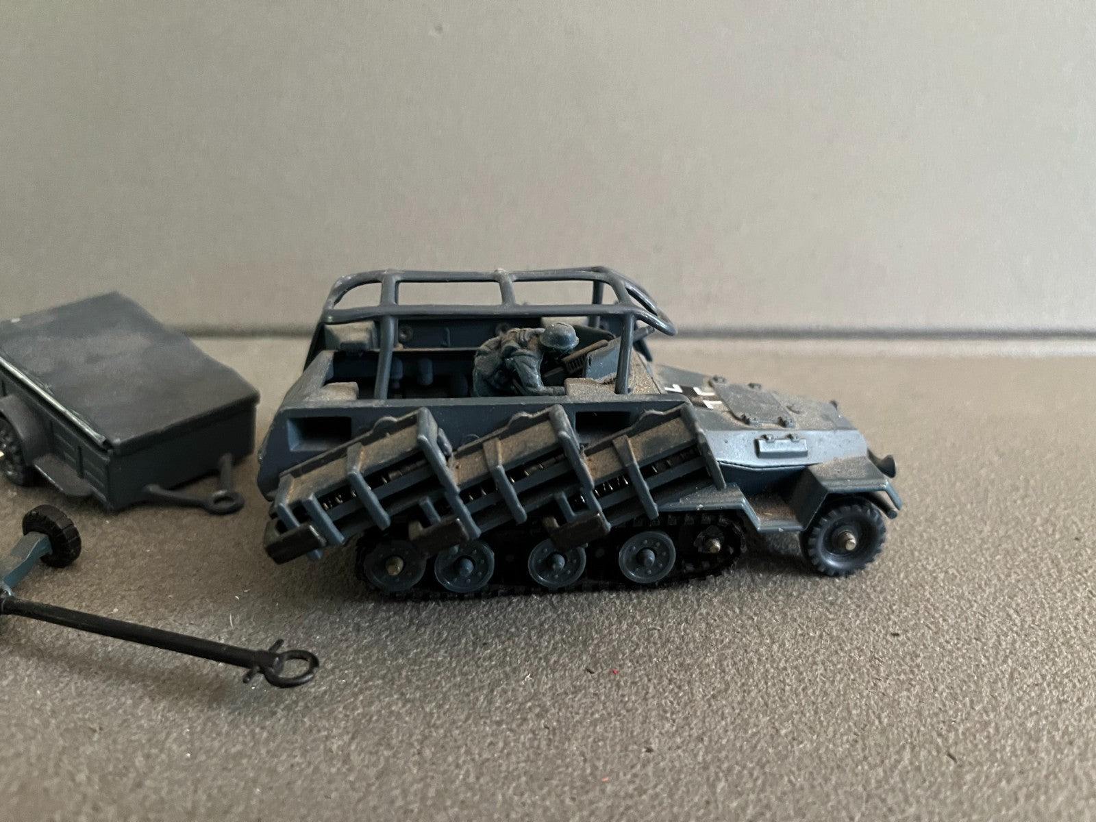 Ancienne Miniature Militaire Hanomag Rocket Launcher + Remorque Corgi Défauts
