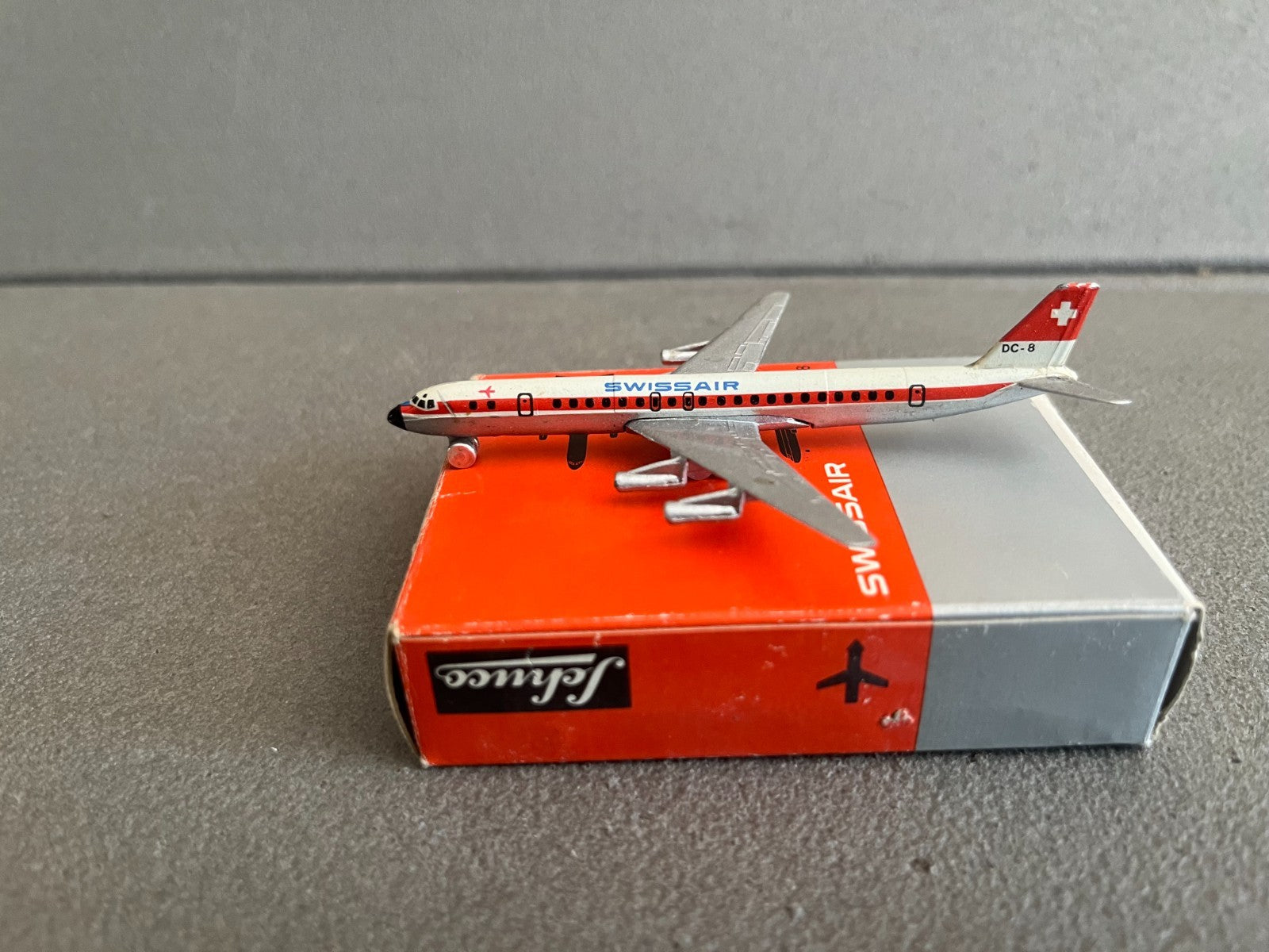 Ancien Avion miniature Douglas DC-8 Swissair Schuco Piccolo