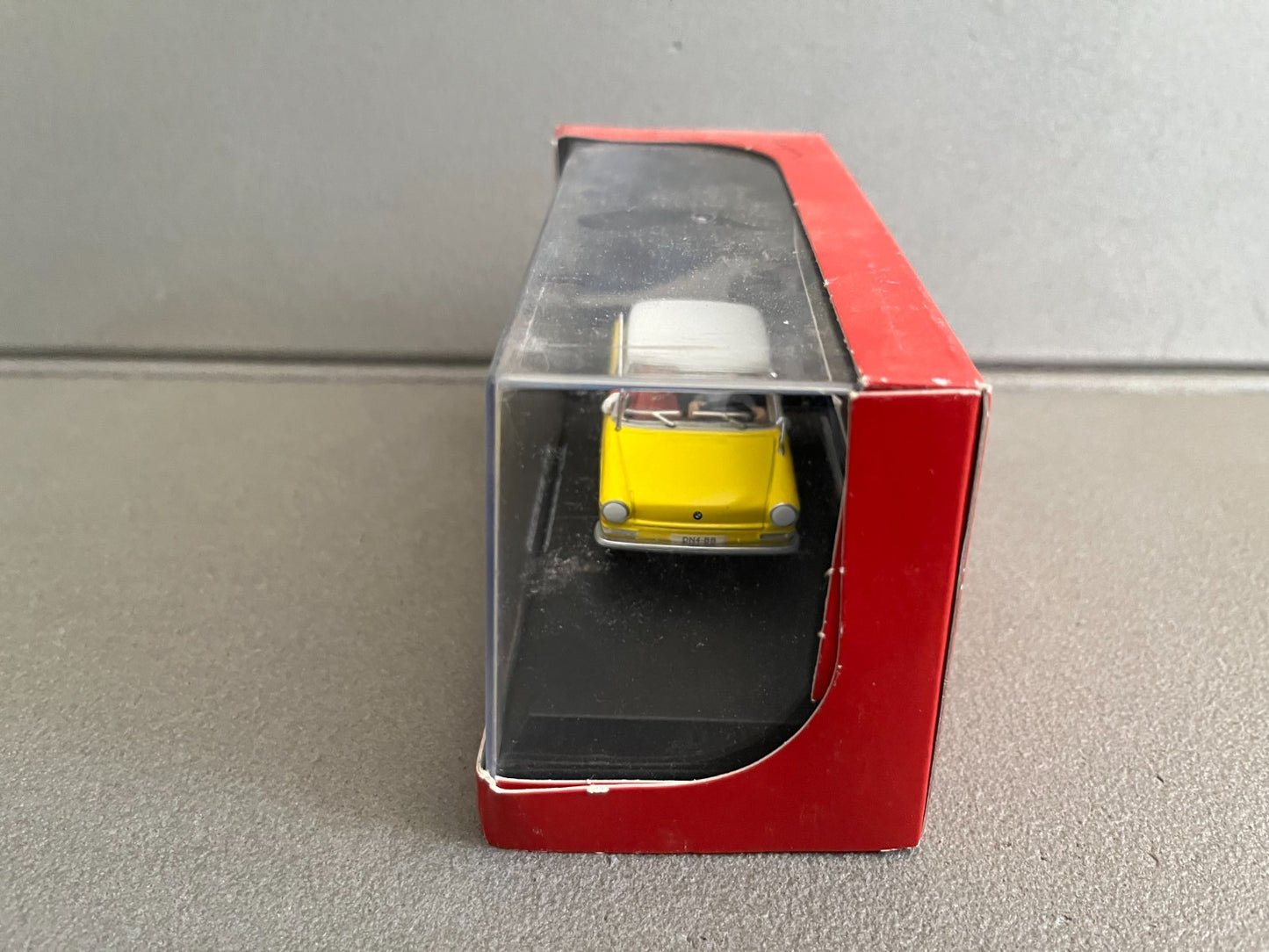 Voiture Miniature BMW 700 QRN sur Bretzelburg Spirou 1/43