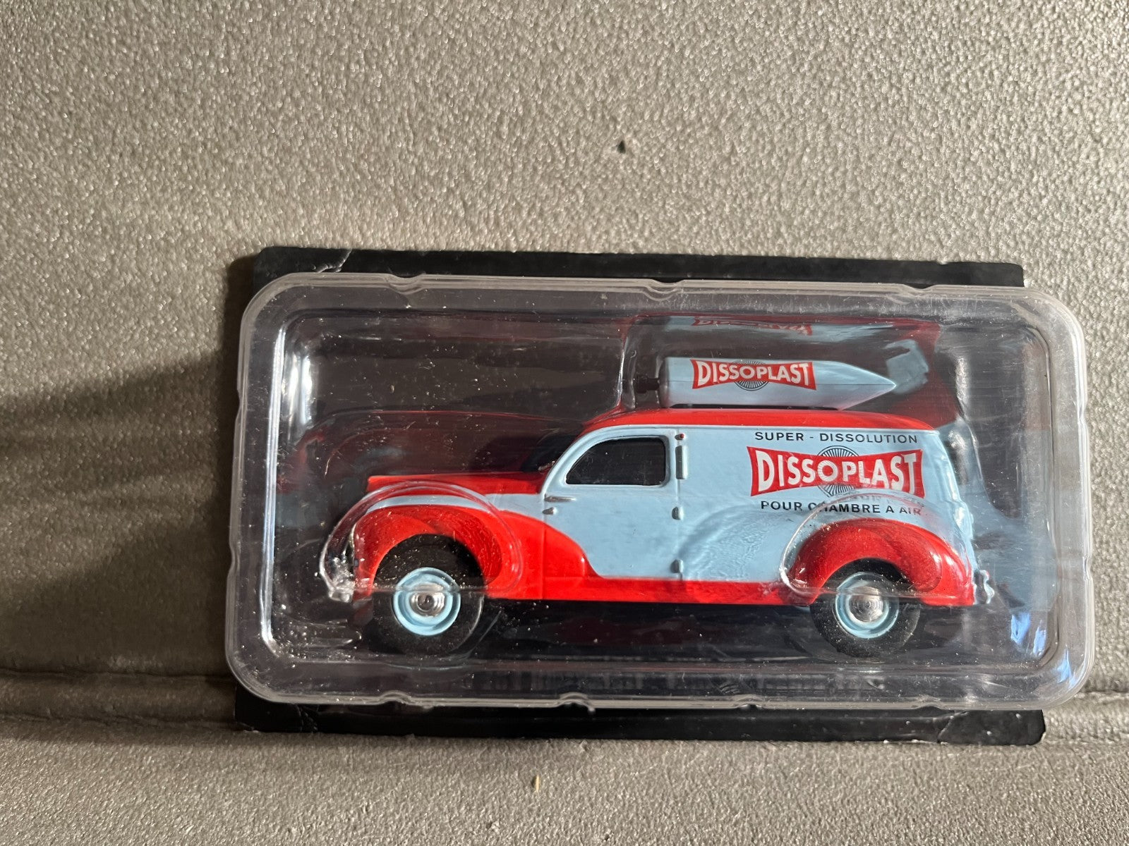 Voiture miniature Peugeot 203 Dissoplast Tour de France Norev 1/43