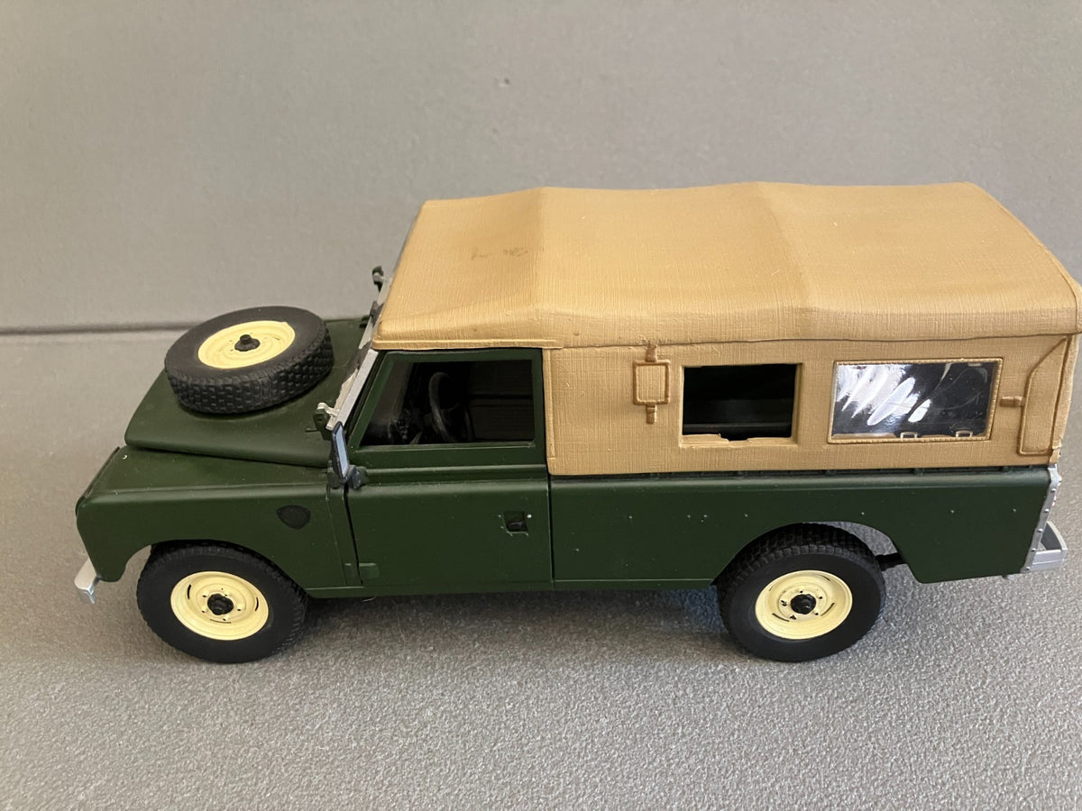 Ancienne Voiture miniature Land Rover Serie III Universal Hobbies au 1/18