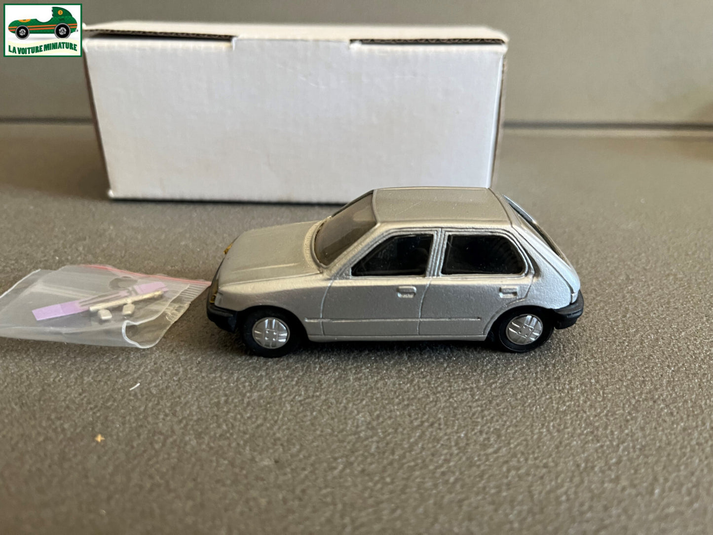 Voiture Miniature Kit résine monté Peugeot 205 5 Portes MVI France au 1/43