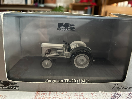 Voiture miniature Tracteur Agricole Ferguson TE-20 1947 Universal Hobbies 1/43