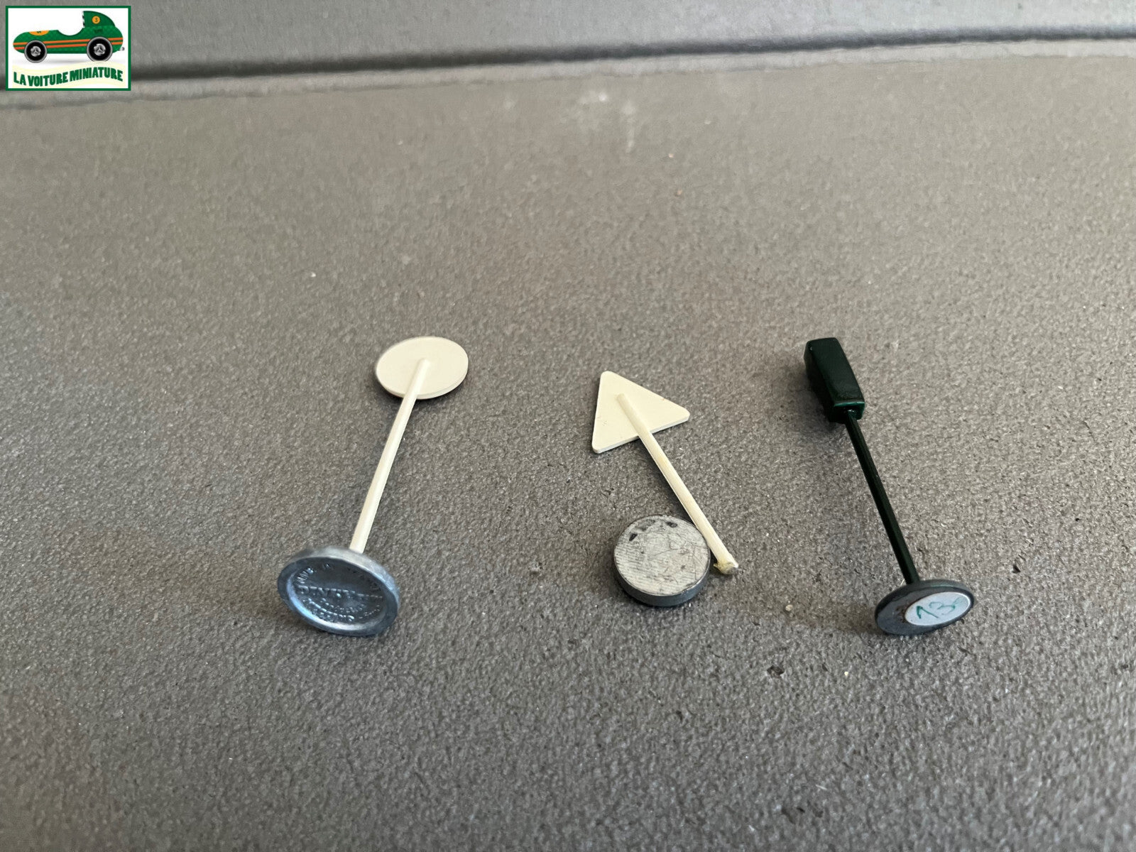 Voiture Miniature Lot de 3 Panneaux Feux Signalisation ancien dont Dinky Toys
