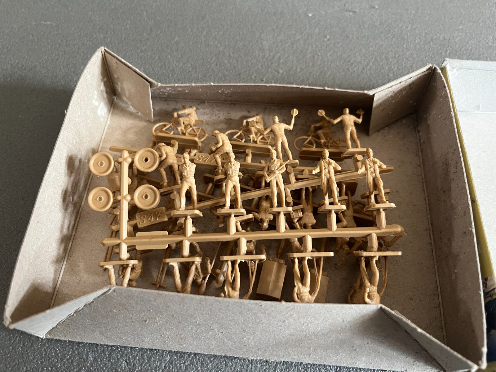 Maquette Militaire Figurine Soldat Personnel de la R.A.F Heller 1/72