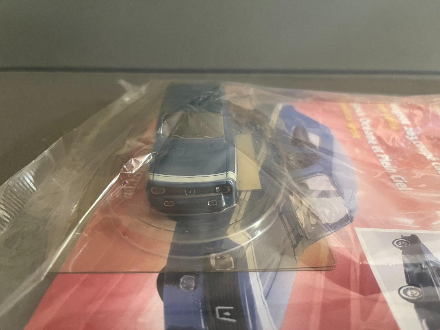 Voiture miniature Renault R12 Gordini Norev Hachette + Fascicule au 1/43