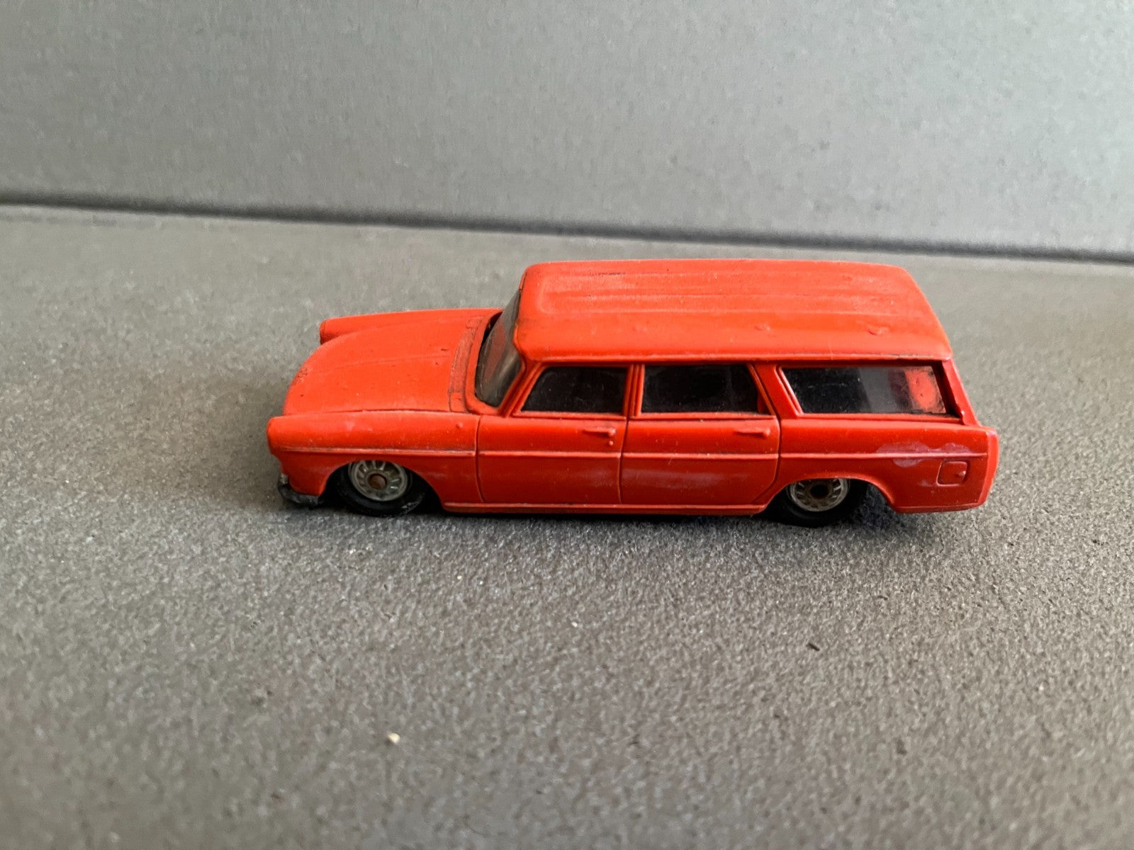 Ancienne Voiture Miniature Peugeot 404 Familiale Norev Plastique France Epave