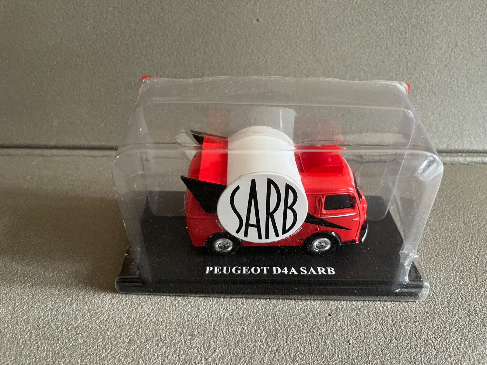 Voiture miniature Camion Peugeot D4A Sarb Auto Plus Hachette 1/43