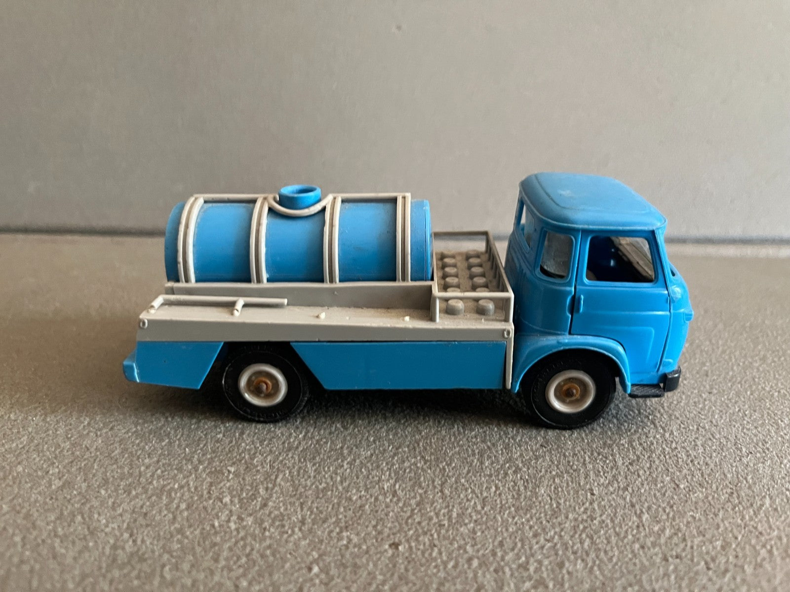 Ancienne Voiture Miniature Plastique Saviem SM 5C Transport Lait Norev au 1/43
