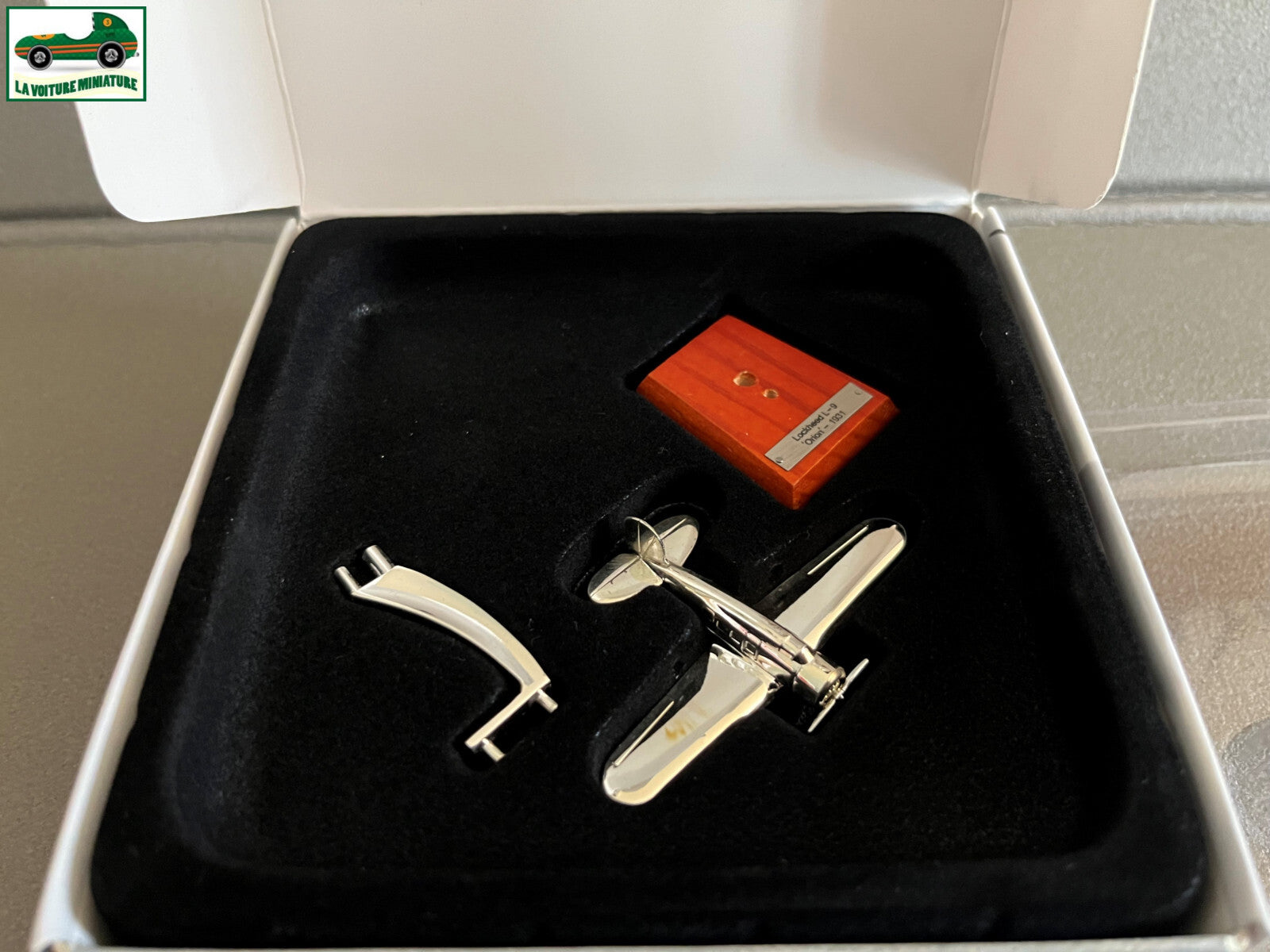 Avion miniature chrome Locheed L-9 Orion Atlas Silver Classics au 1/200