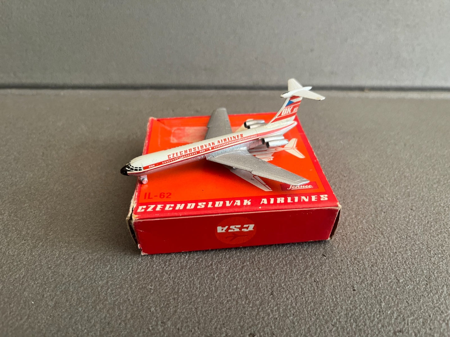 Ancien Avion miniature IL-62 Czechoslovak Airlines Schuco Piccolo