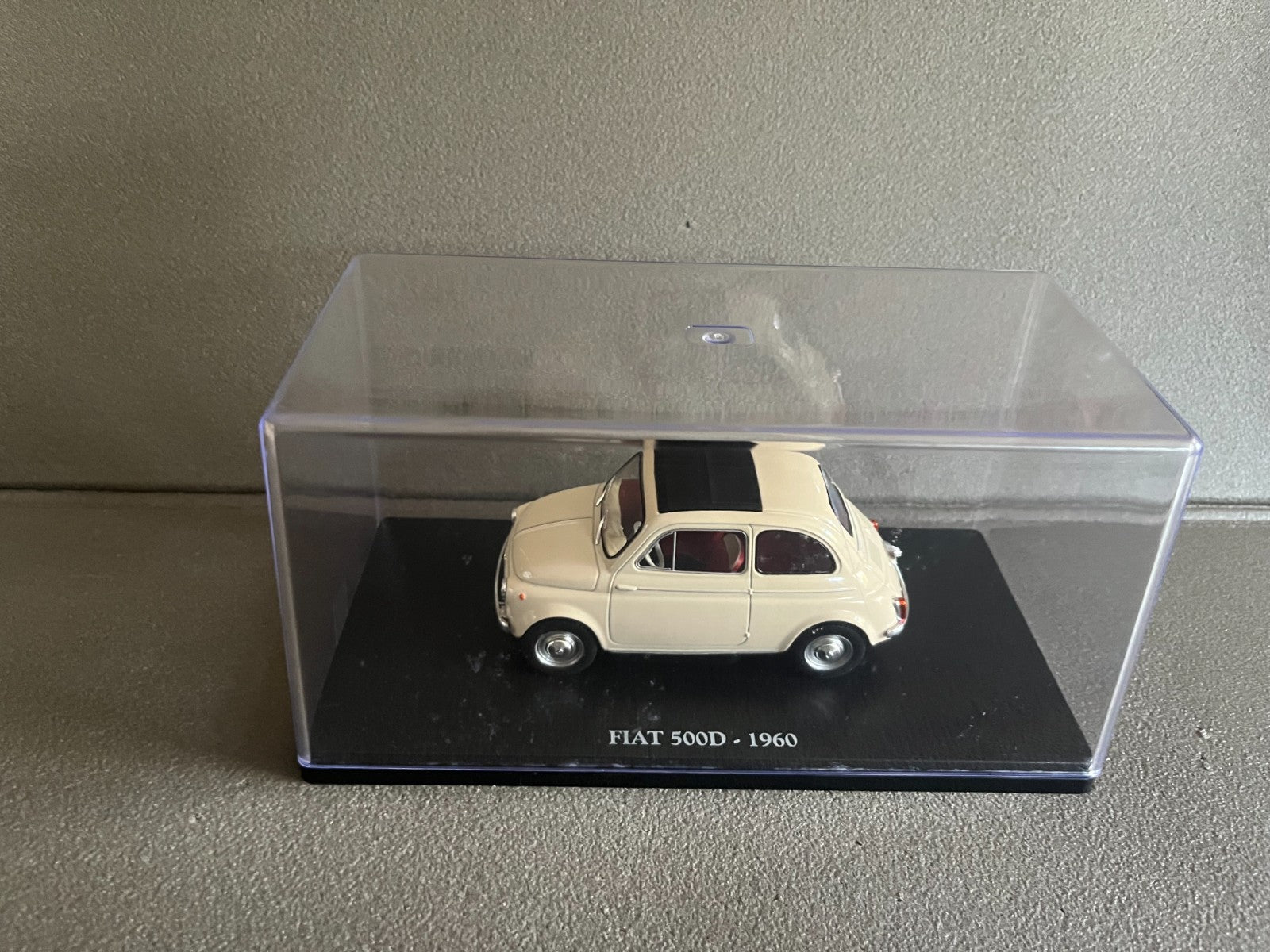 Voiture miniature Fiat 500D 1960 au 1/24