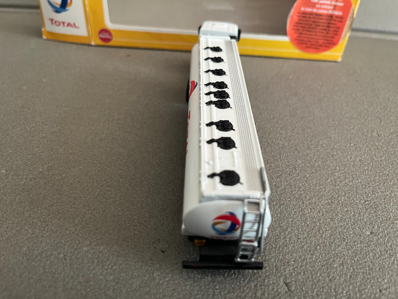 Voiture miniature Camion Semi Remorque Citerne Renault Premium Total Norev 1/87