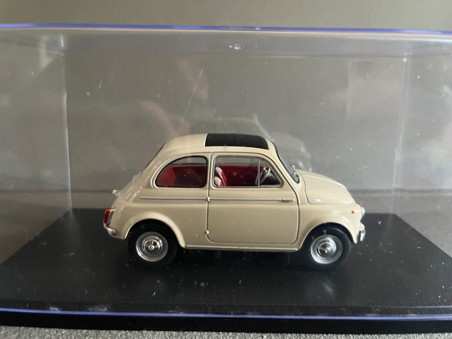 Voiture miniature Fiat 500D 1960 au 1/24