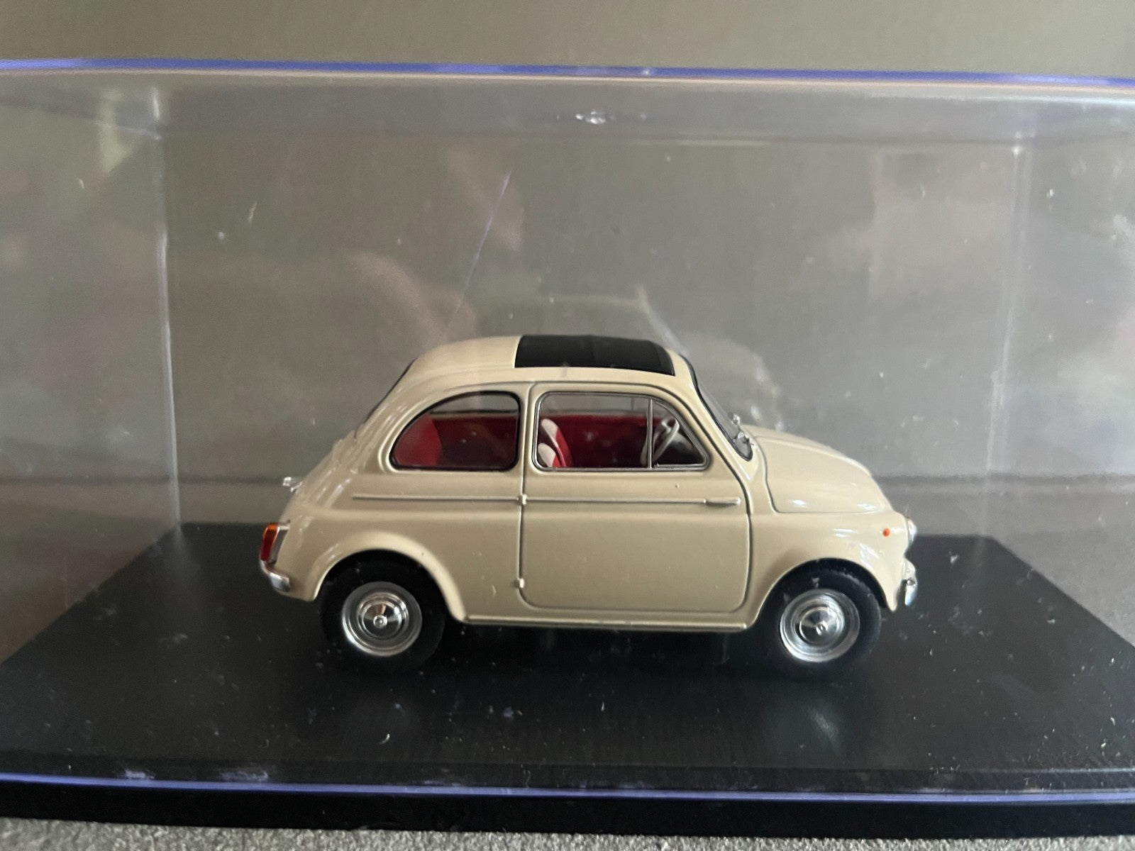 Voiture miniature Fiat 500D 1960 au 1/24