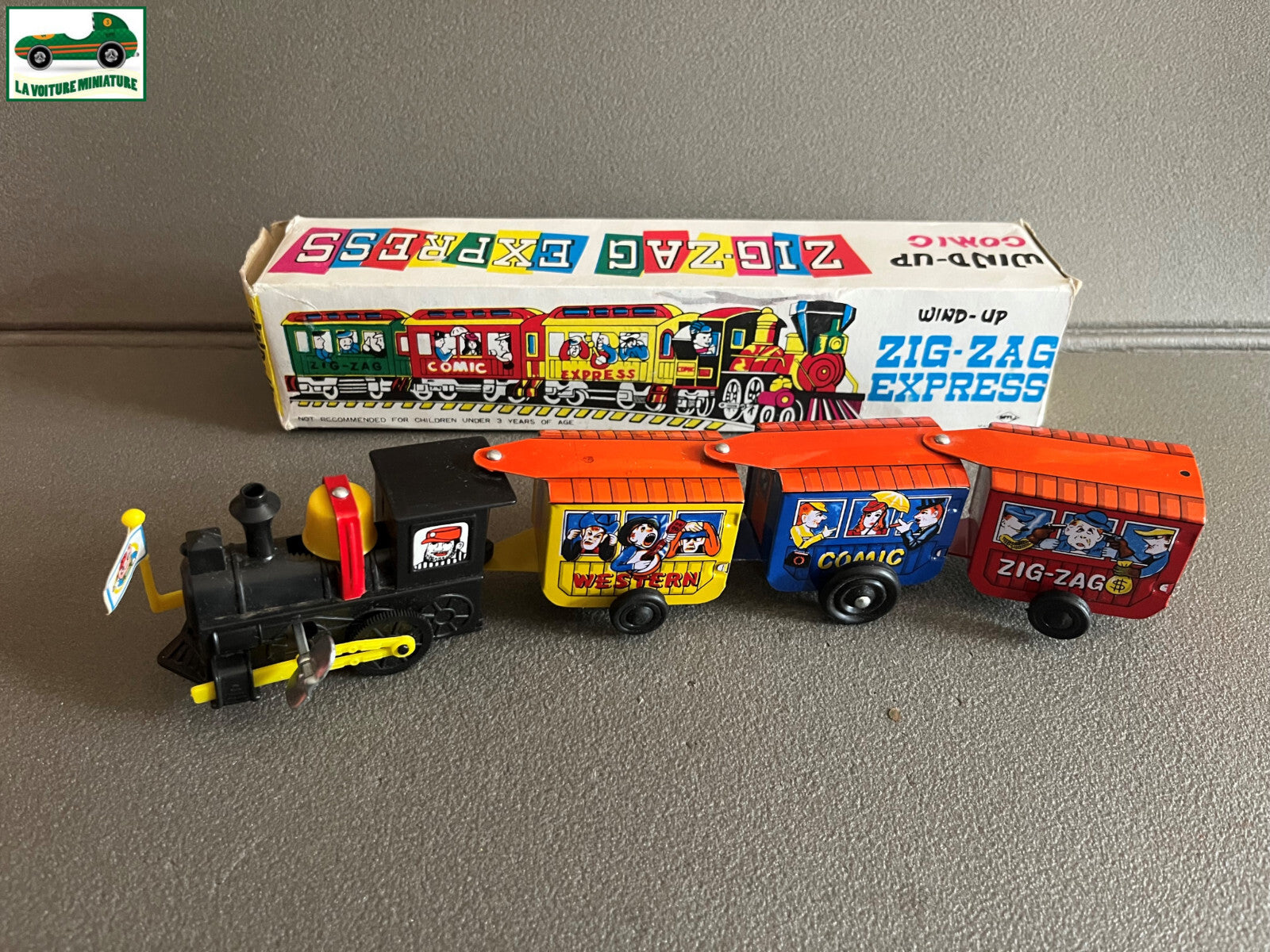 Ancien Jouet de Bazar Plastique Mécanisme Clé Train Zig Zag Express Comic Corée