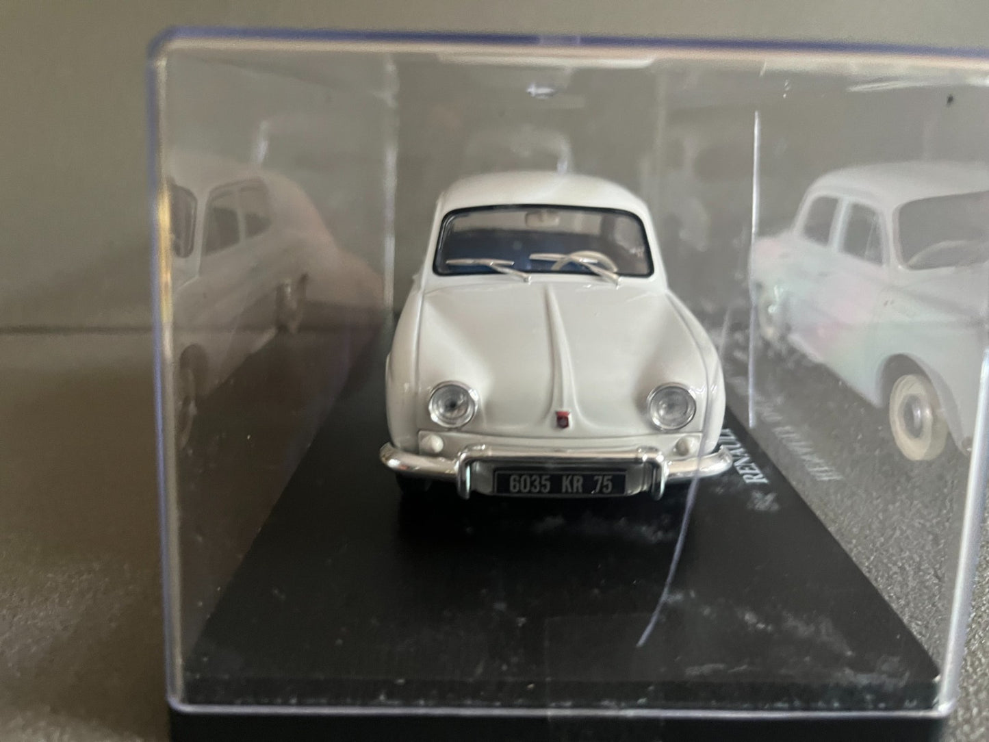 Voiture miniature Renault Dauphine 1961 au 1/24