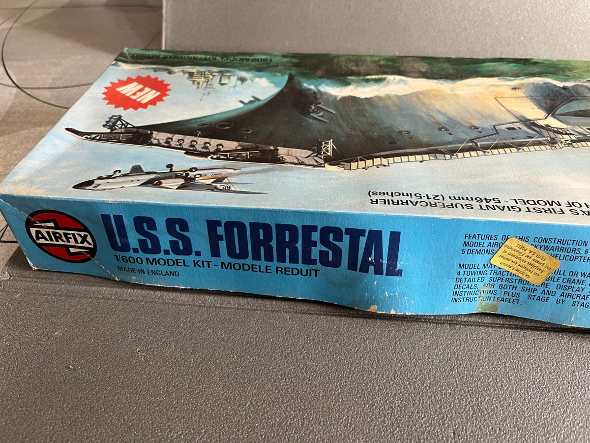 Maquette Kit à monter Bateau Navire Militaire U.S.S. Forrestal AirFix 1/600