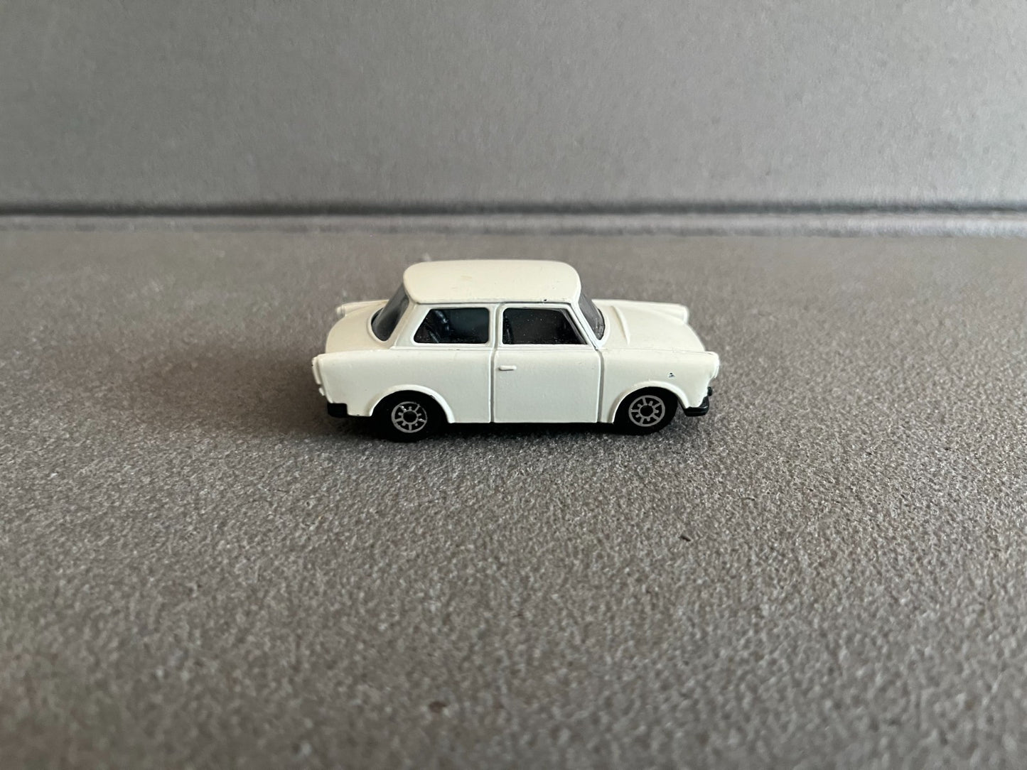 Jouet Ancien Voiture Miniature Trabant MC Toys URSS 1/60 Echelle Type Majorette