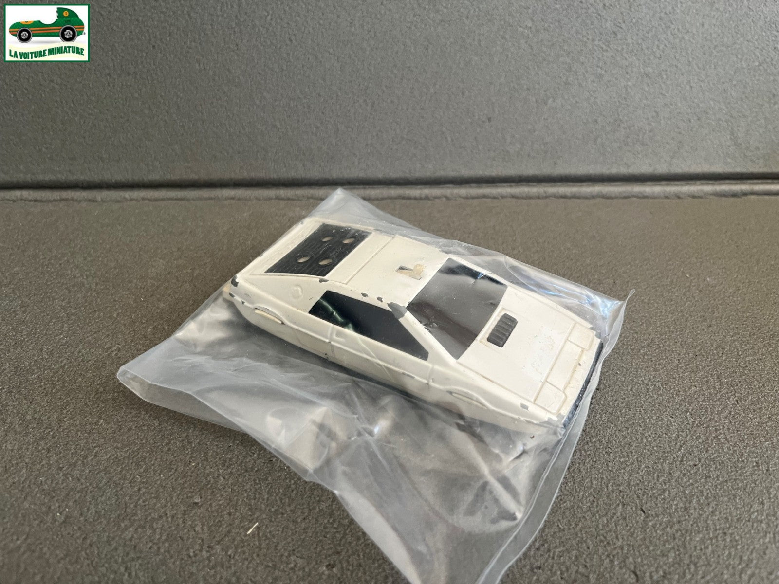 Voiture Miniature Lotus Esprit 007 Bond Corgi GT Britain 1/35 1/36 Epave