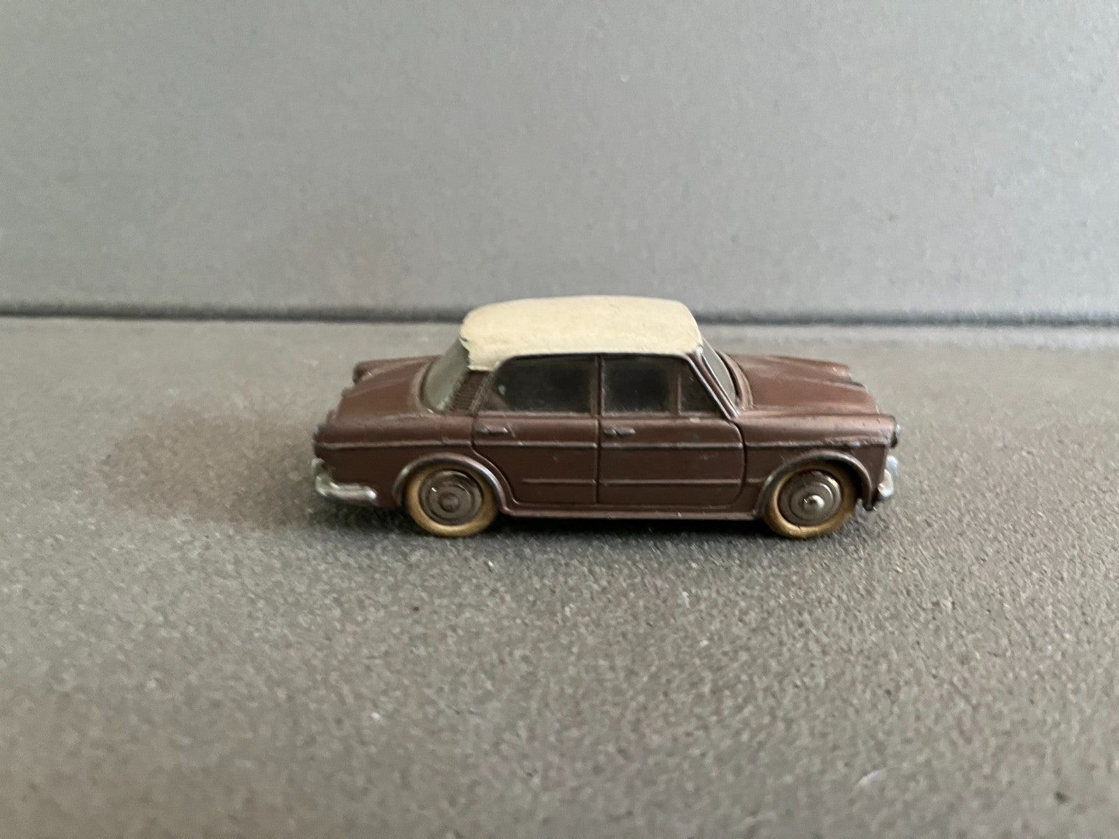 Ancienne Miniature Voiture Fiat 1200 Grande Vue Dinky Toys Meccano France Epave