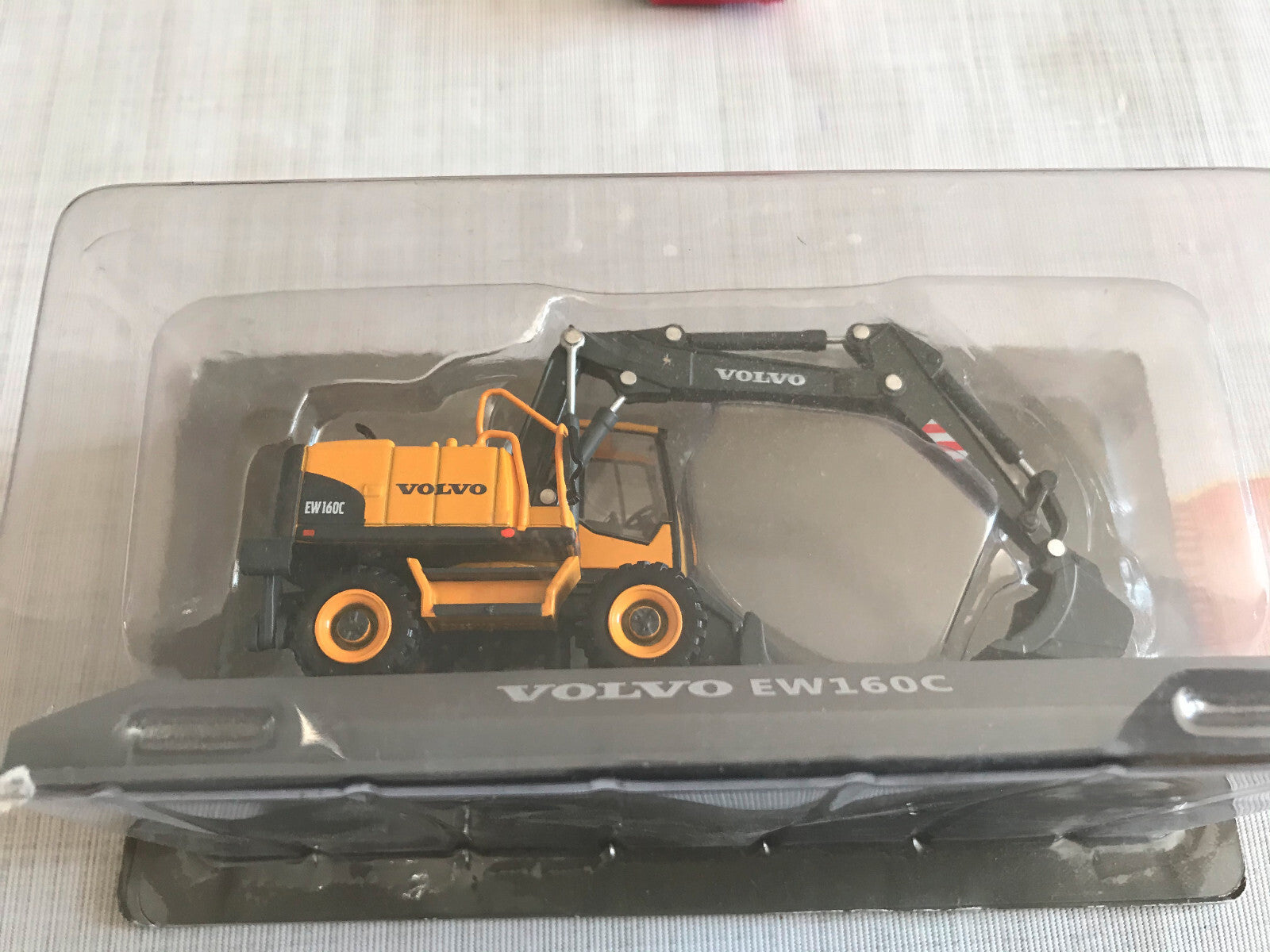 Miniature Véhicule de chantier Volvo EW 160 C Pelle Hachette 1/72