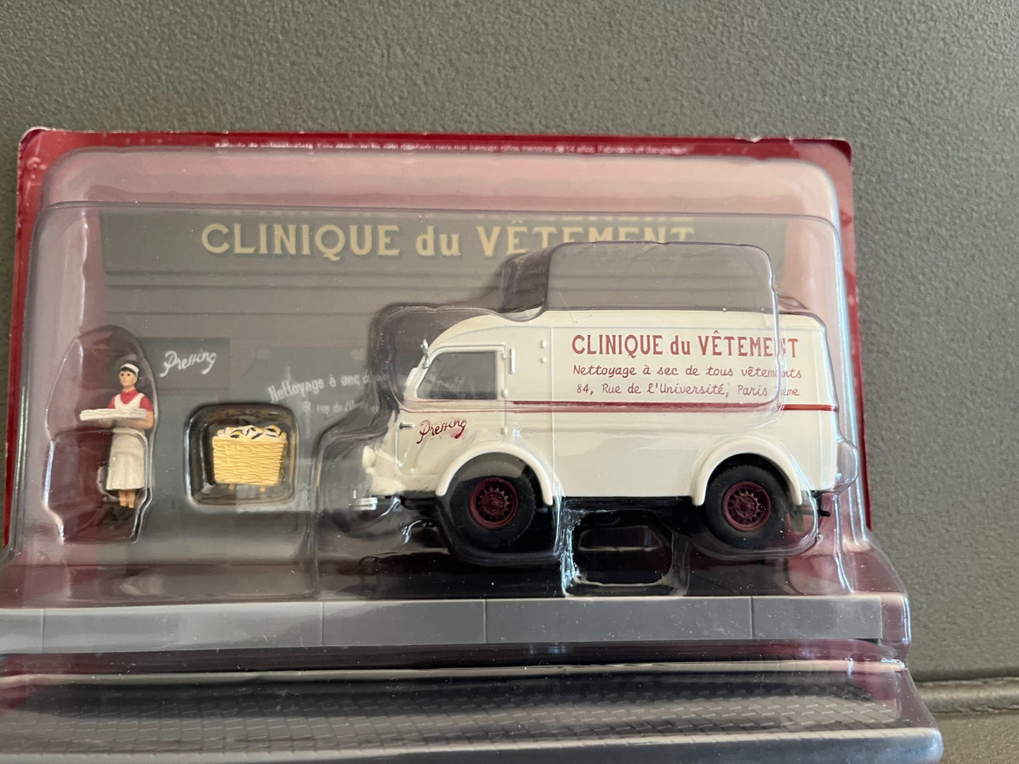 Voiture miniature Diorama Renault 206E Blanchisseuse Vetement Altaya 1/43