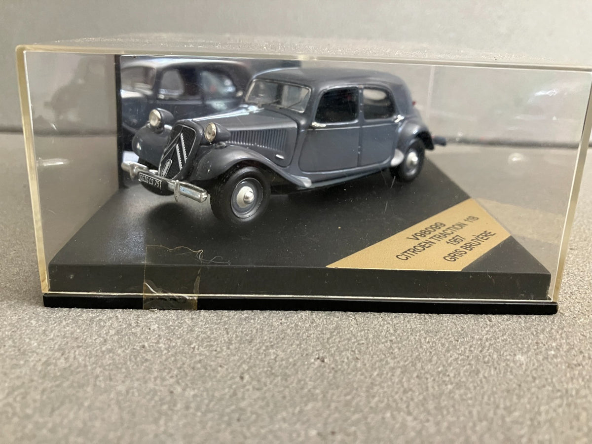 Voiture Miniature Citroen Traction 11B 1957 Gris Bruyere Vitesse au 1/43