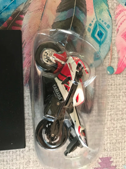 Moto miniature Yamaha YZF Motos à Collectionner Maisto Altaya 1/18