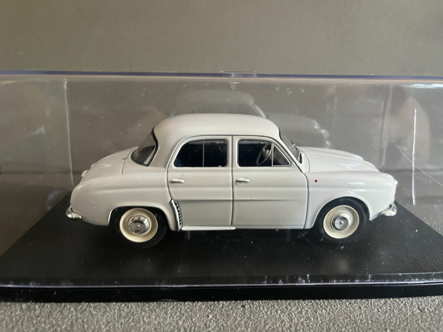 Voiture miniature Renault Dauphine 1961 au 1/24