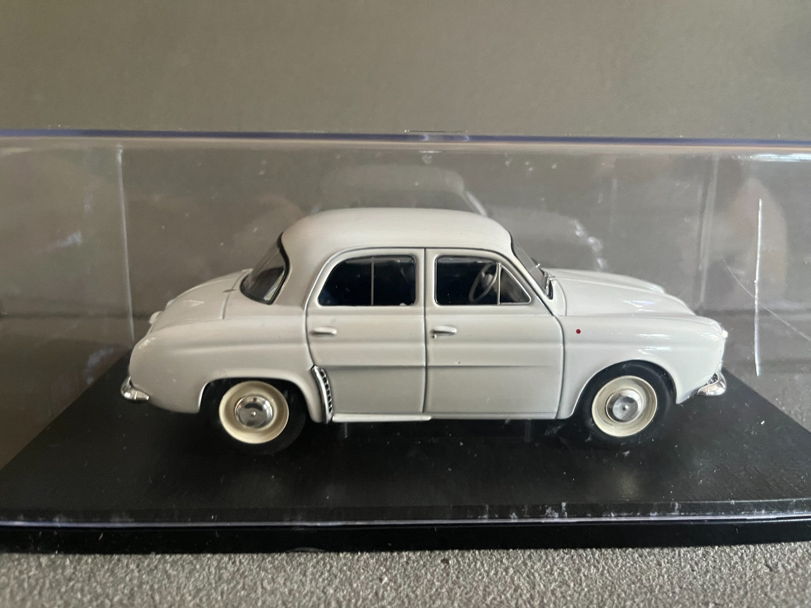 Voiture miniature Renault Dauphine 1961 au 1/24