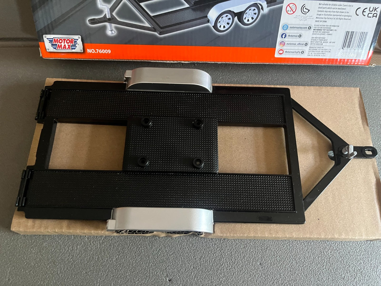 Voiture miniature Remorque Porte Voiture MotorMax Assistance Dépannage au 1/18