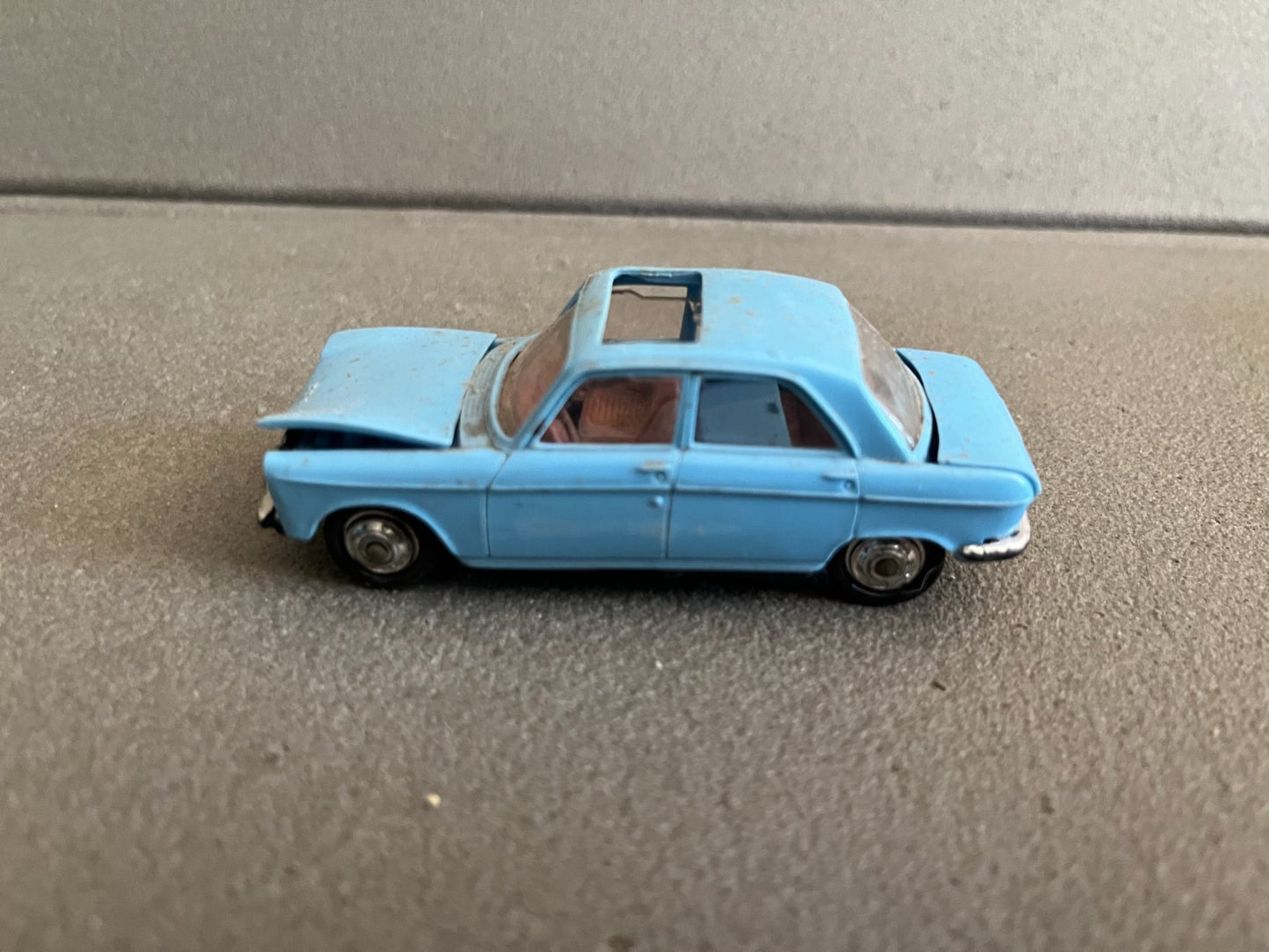 Ancienne Voiture Miniature Peugeot 204 Norev Plastique France Epave