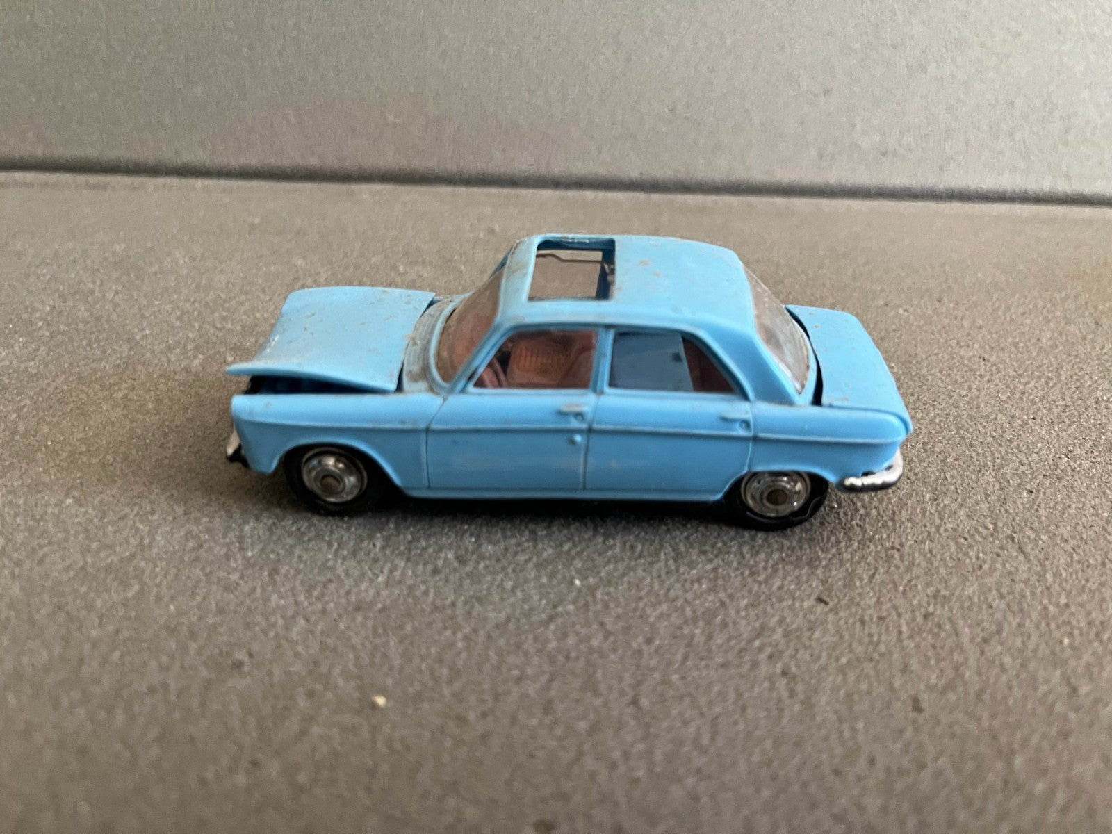 Ancienne Voiture Miniature Peugeot 204 Norev Plastique France Epave
