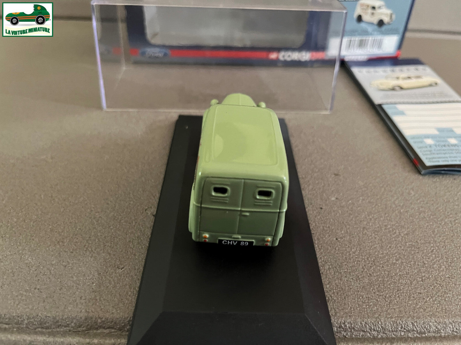 Voiture Miniature Ford 5 CWT Van Model E494C Vanguards au 1/43