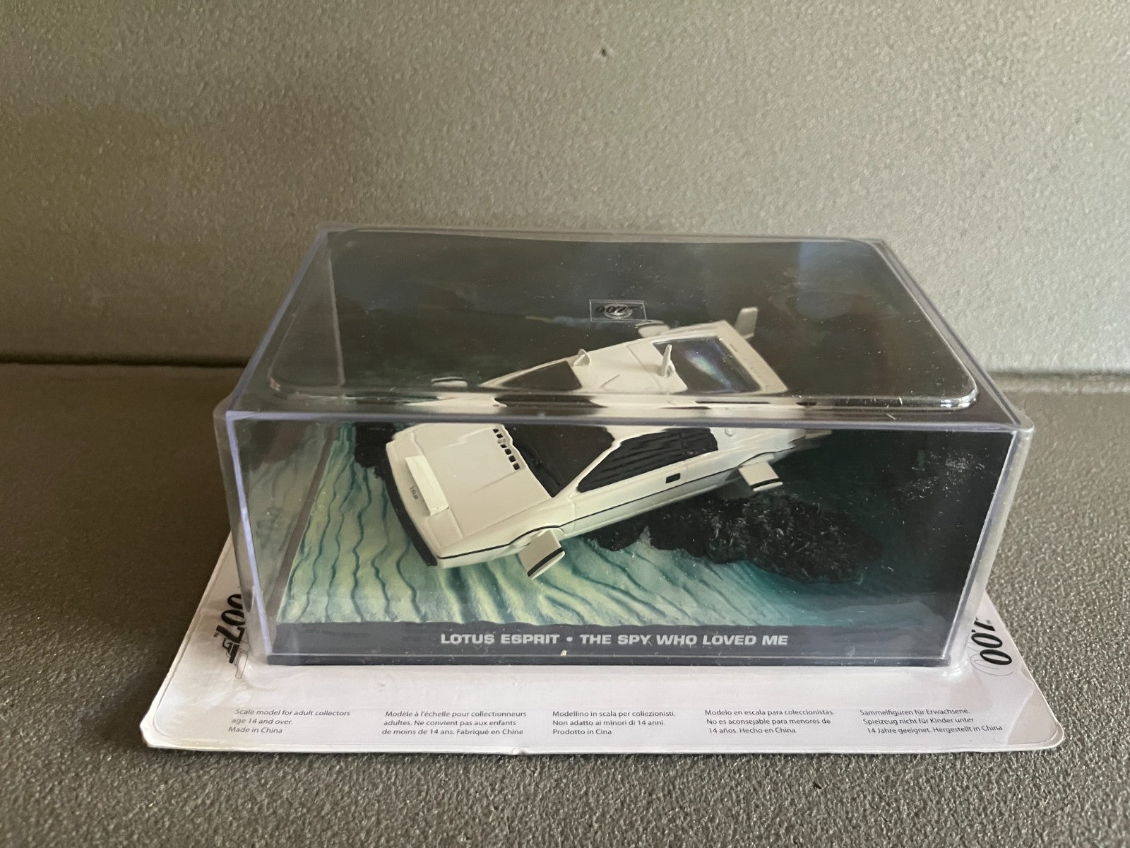 Voiture miniature Lotus Esprit The Spy Who Loved Me James Bond 007 1/43