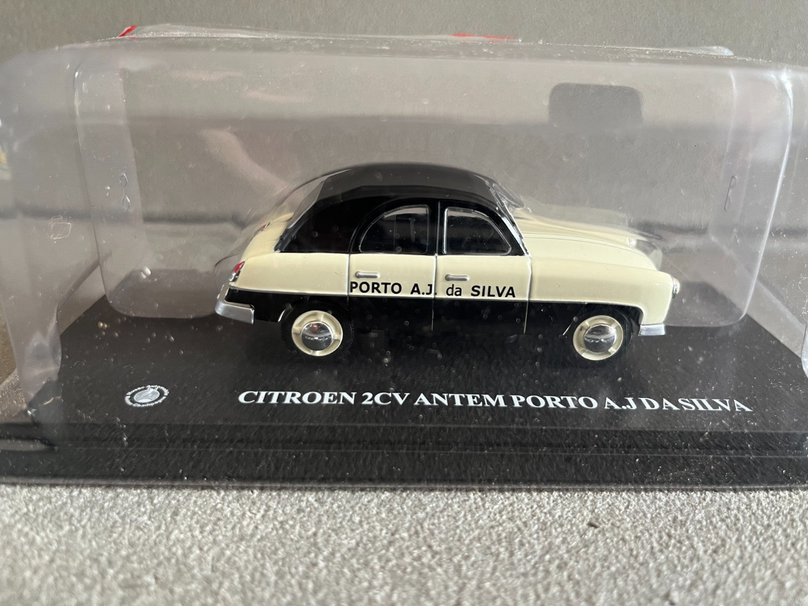 Voiture miniature Citroen 2CV Antem Porto A.J Da Silva Auto Plus Hachette 1/43
