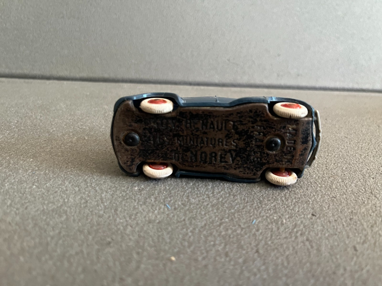 Ancienne Voiture Miniature Renault 4CV Norev Plastique France Epave
