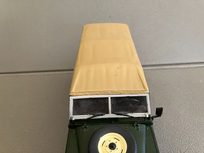Ancienne Voiture miniature Land Rover Serie III Universal Hobbies au 1/18