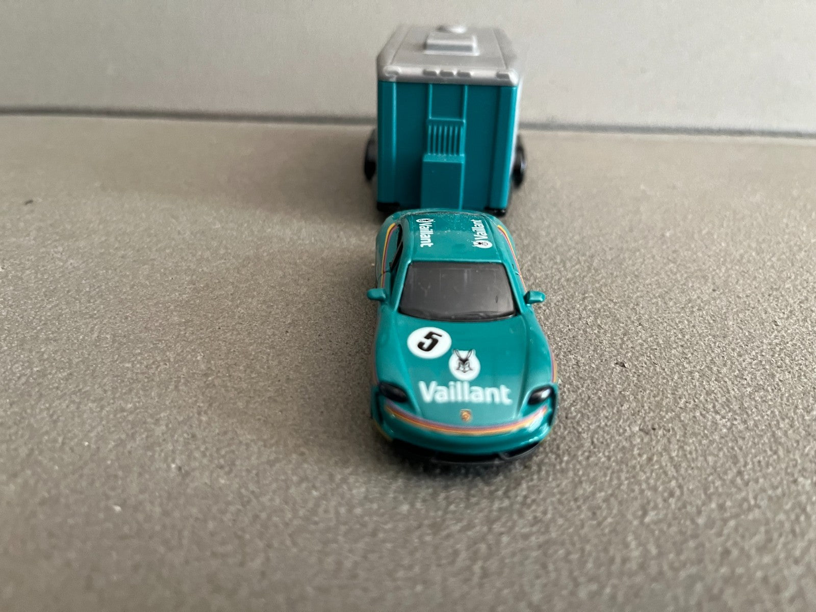 Voiture miniature Porsche Taycan + Remorque Vaillant Majorette au 1/63